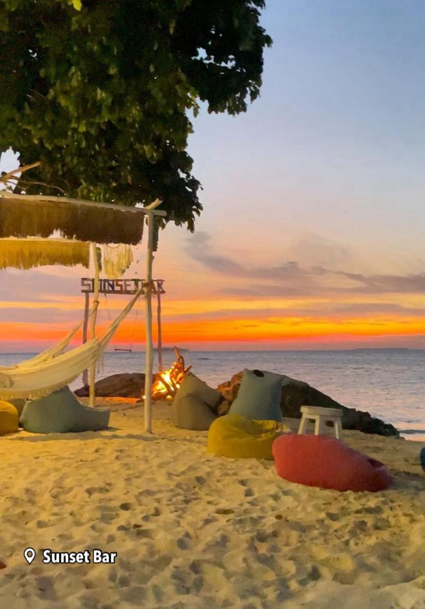 Loyal Friend Hostel Karimunjawa-Inseln Exterior foto