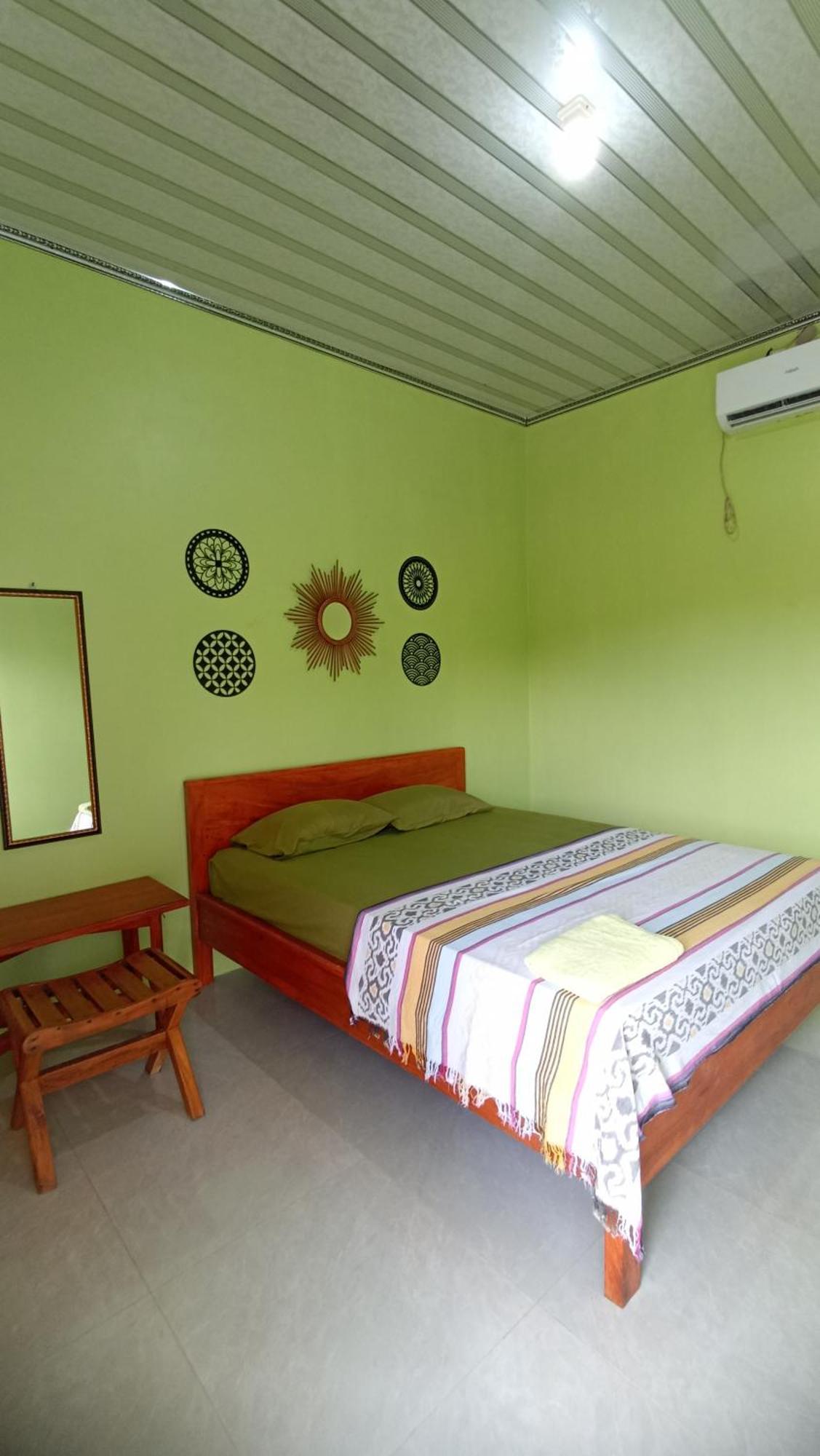 Loyal Friend Hostel Karimunjawa-Inseln Exterior foto