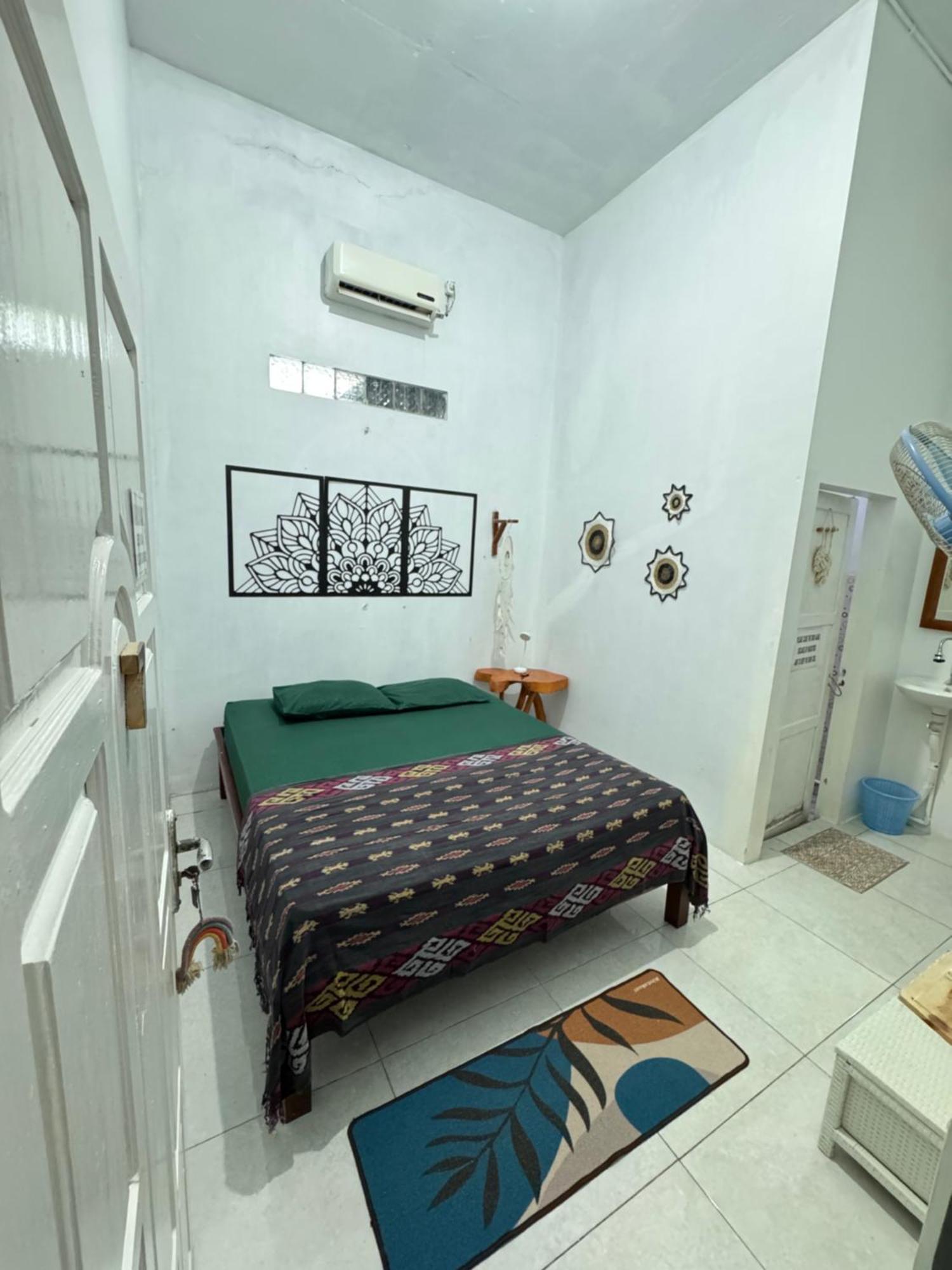 Loyal Friend Hostel Karimunjawa-Inseln Exterior foto