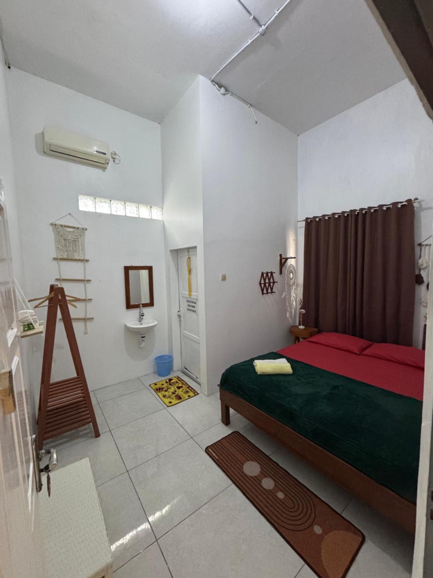 Loyal Friend Hostel Karimunjawa-Inseln Exterior foto